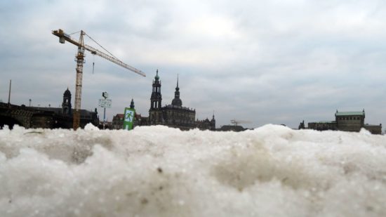 Kunstschnee vor Altstadtkulisse