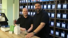 Mike Thiele und Sven Köpp führen die Tee-Galerie