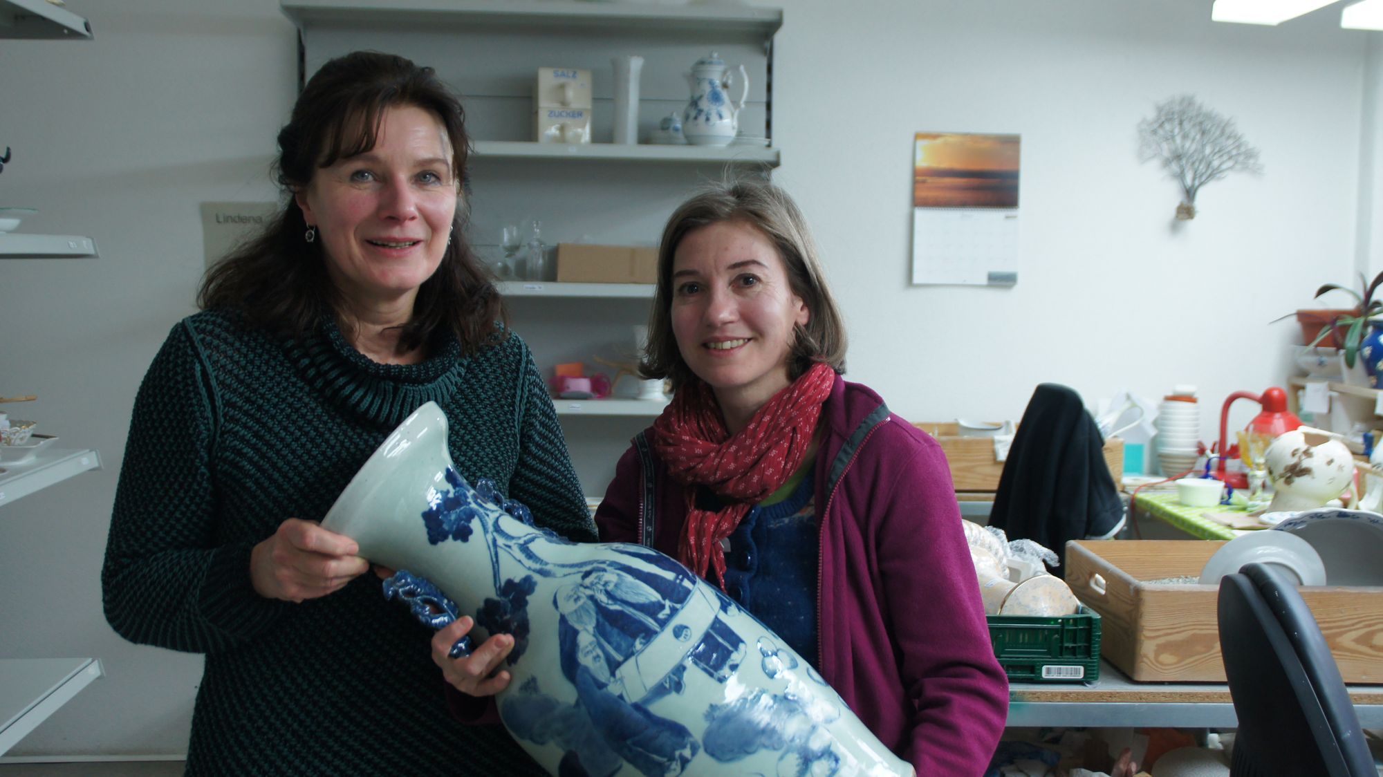 Bärbel Herrmann und Franziska Beck mit einer chinesischen Vase in besten Händen.