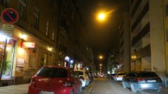 Der Fußweg an der Alaunstraße ist abends regelmäßig zugeparkt.