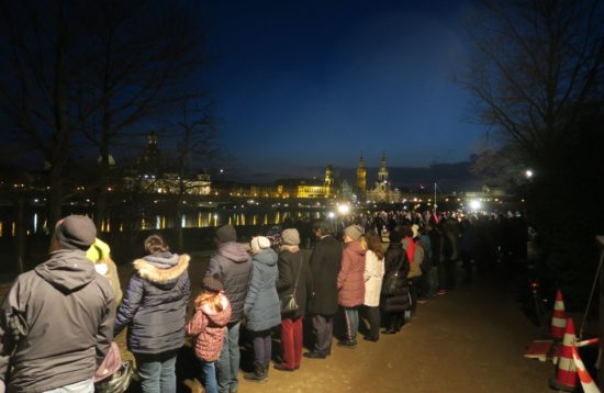 Menschenkette am Königsufer.