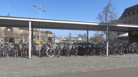 Fahrräder vor dem Neustädter Bahnhof