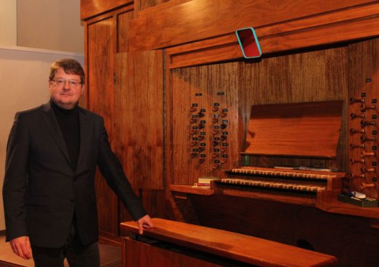 Kirchenmusiker Stephan Seltmann an der Schuke Orgel