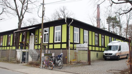 Das quietschgrüne Gebäude teilt sich Onkel Franz mit der Dresdner Kaffee- und Kakaorösterei