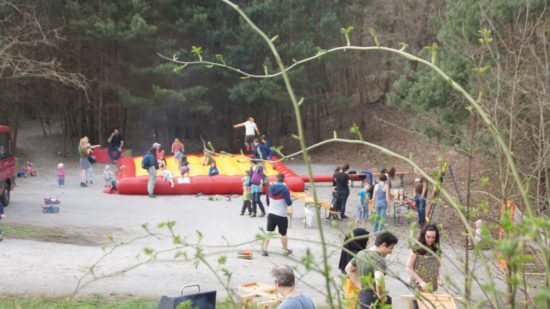 Reges Treiben auf der Hüpfburg bei der eröffnung des Kindertreffs "Am Jägerpark"