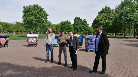  André Barth mit Mikrofon bei der Saisoneröffnung.