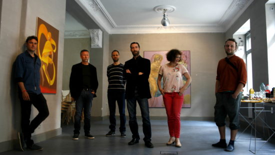 Galerist Oliver Kratz umgeben von Künster Julius Georgi und Heike Dittrich (rechts) sowie Matthias Bausch, Henri Deparade und Ekkehard Tischendorf (links)