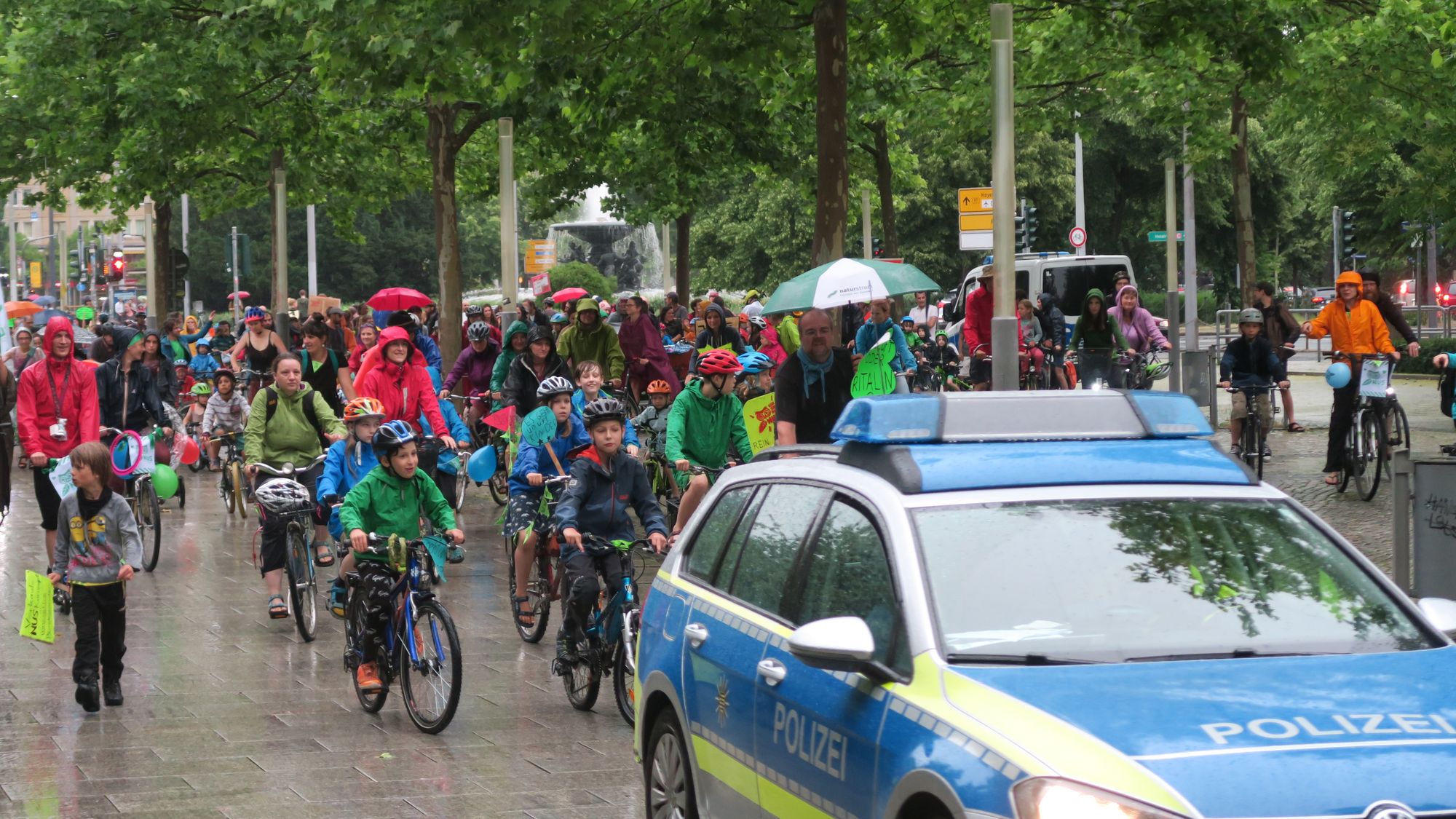 Rund 350 Eltern und Kinder waren gekommen, die meisten mit Fahrrad.
