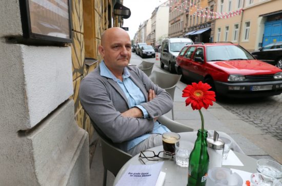 Autor und Journalist Thomas Bärsch vor seinem Lieblings-Café Combo
