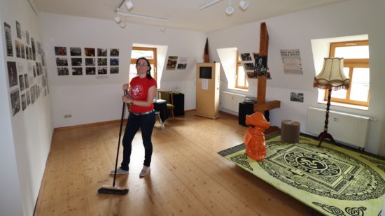 Museumsdirektorin Anett Lentwoijt schwingt den Besen, damit die Ausstellung glänzt.