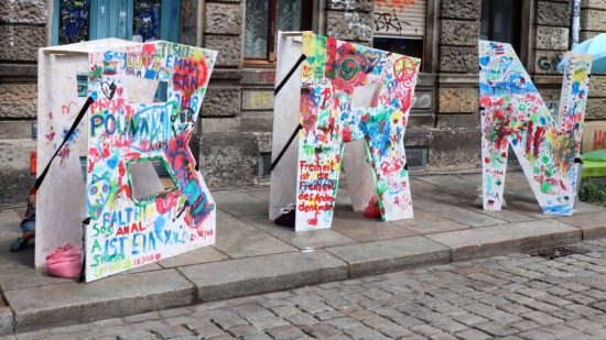 Von Kindern und Herandwachsenden bemalte BRN-Buchstaben auf der Sebnitzer.