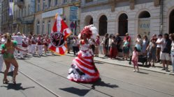 Die Abschlussparade der Sambatrommler und -Tänzer am Sonntag.