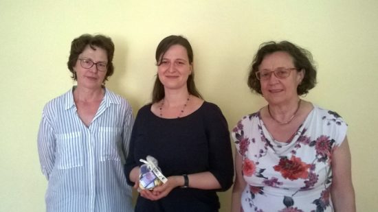 Cornelia Hofmann (li.) und Rosemarie Scobel (re.) von der Freimaurerinnenloge Momentum übergaben 1.000 Euro an Janett Schmiedgen vom Medea. Foto: PR