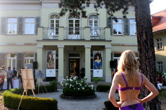 Unterwäsche-Modenschau in der Villa Baumgarten