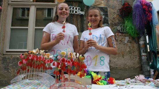 Maxi Treder und Mia Schomer sind mit ihrem Flohmarkt auch Teil der großen Party.