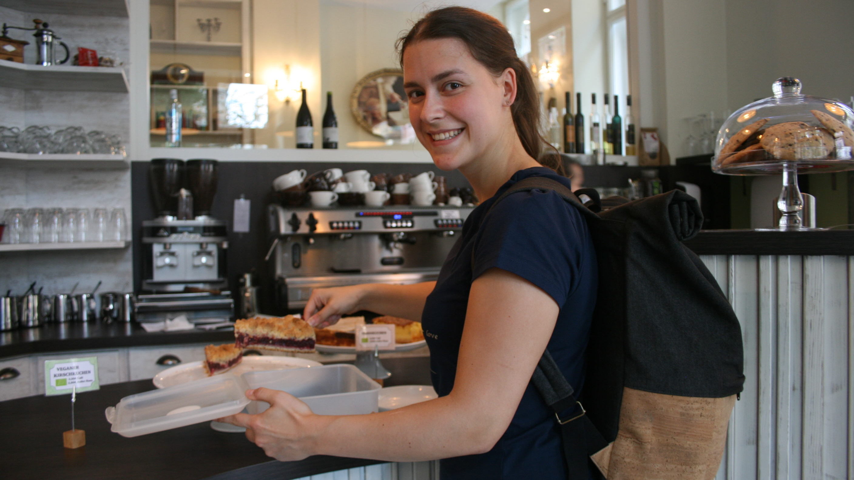 Vanessa freut sich über jeden neuen Betrieb, der bei foodsharing teilnimmt.