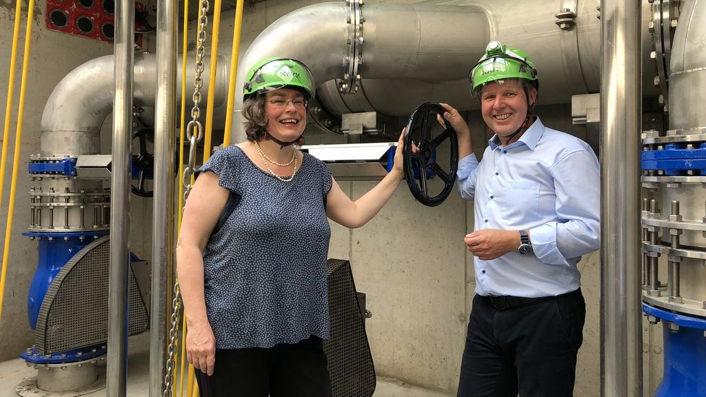 Umweltbürgermeisterin Eva Jähnigen (Grüne) und Ralf Strothteicher, Technischer Geschäftsführer der Stadtenwässerung im neuen Abwasserpumpwerk. Foto: Radio Dresden