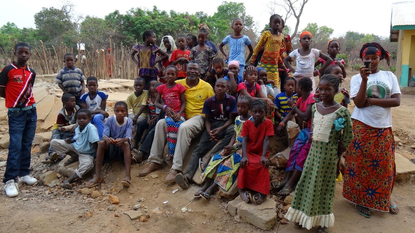 Amadou Yombo Diallo mit Schülern in Guinea.