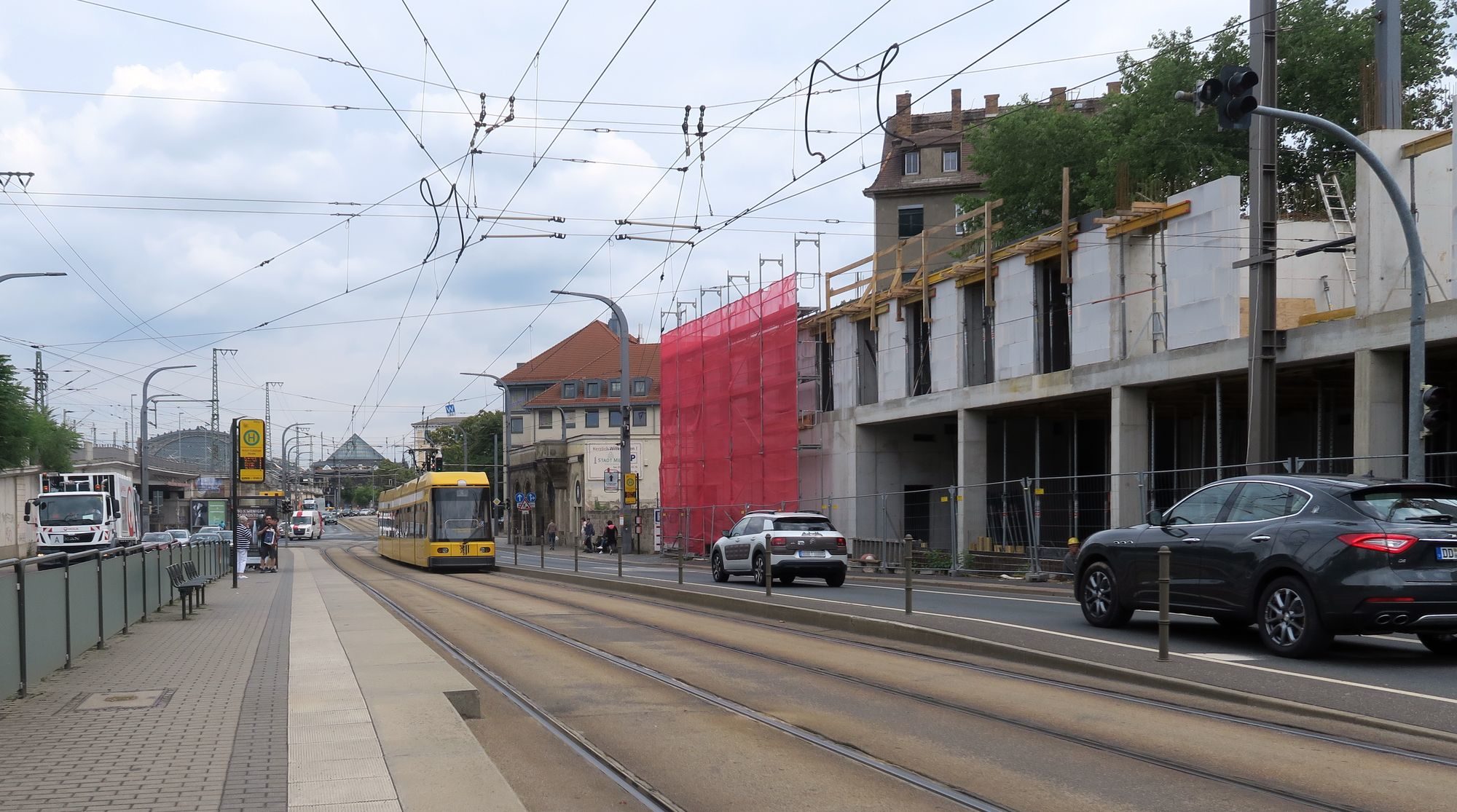 An der Antonstraße wird ein Mast für die Fahrleitungen entfernt.