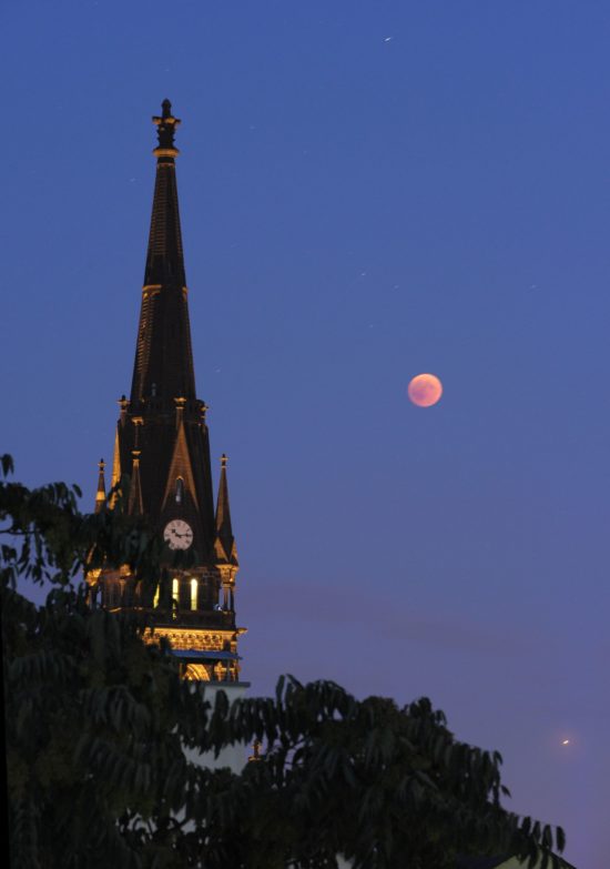 Mondfinsternis an der Martin-Luther-Kirche - Foto: Erich/DD.Photo