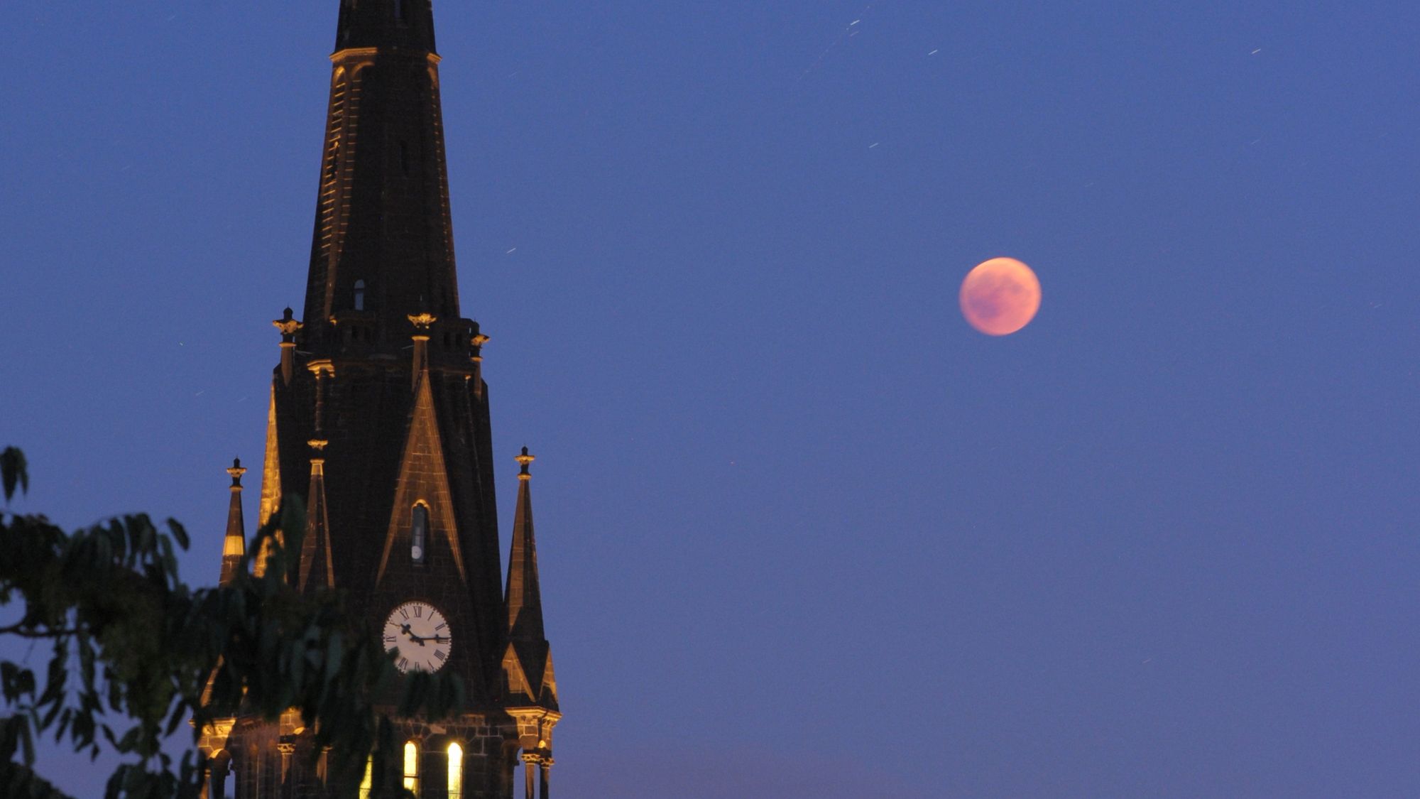 Mondfinsternis an der Martin-Luther-Kirche - Foto: Erich/DD.Photo