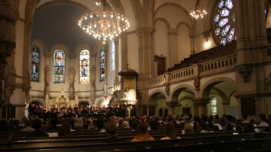 Der Universitätschor singt jedes Mal in einer anderen Kirche.