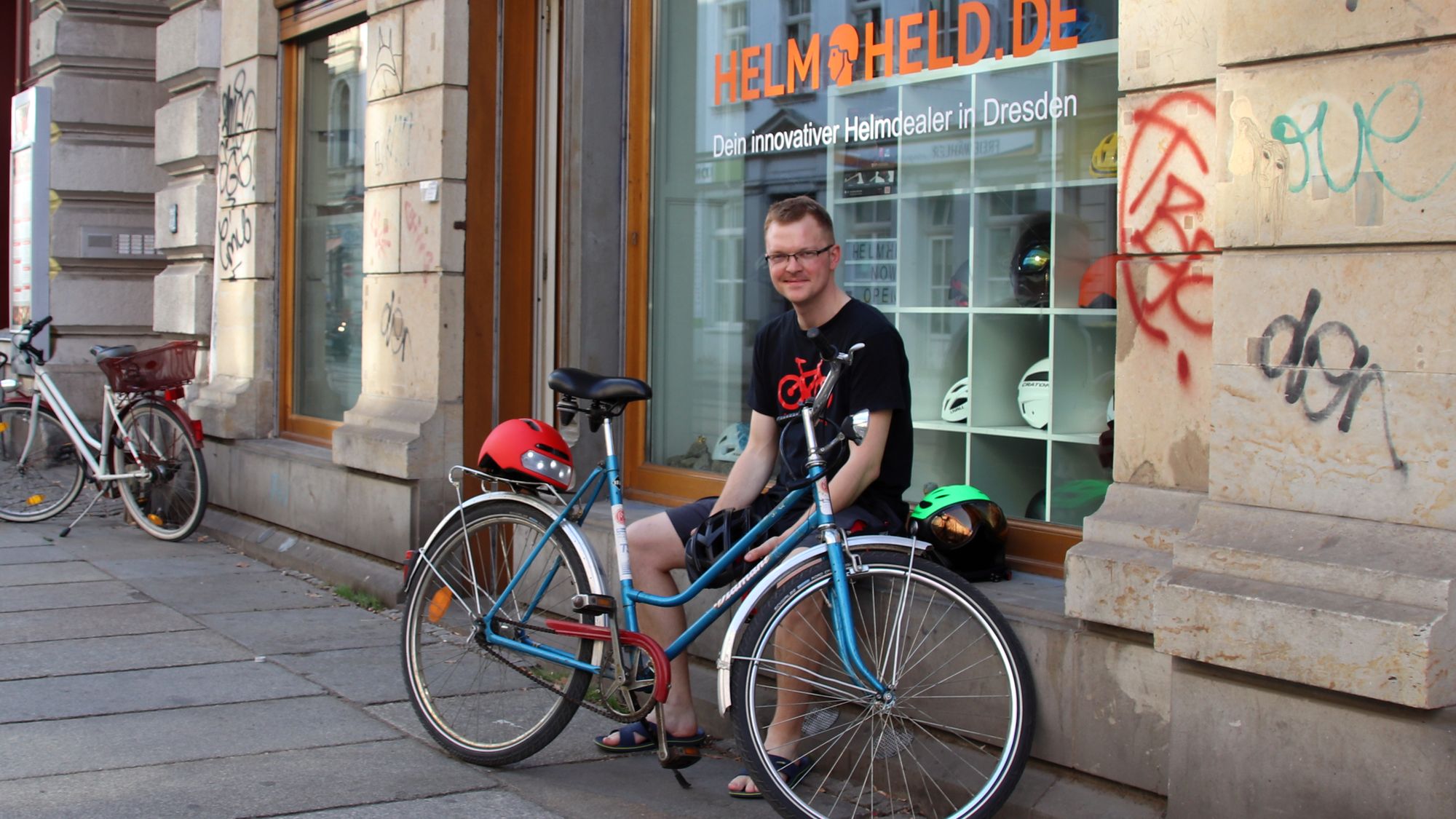 Helmheld Gordian Krahl vor seinem Geschäft an der Hoyerswerdaer Straße