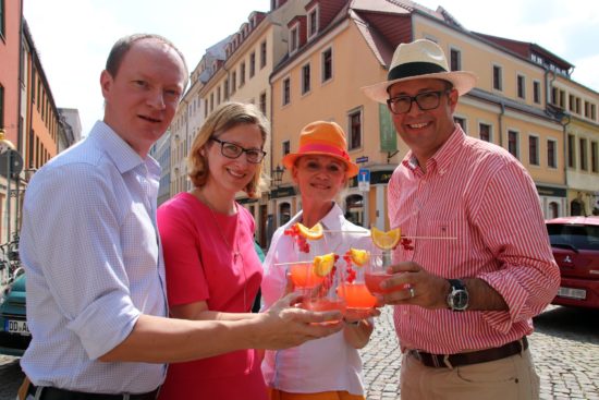 René Arndt, Jutta Rönsch und Franziska Rüpprich organisieren die Cocktailnacht, Adrian Glöckner sponsort den Hauptgewinn. (v.l.)