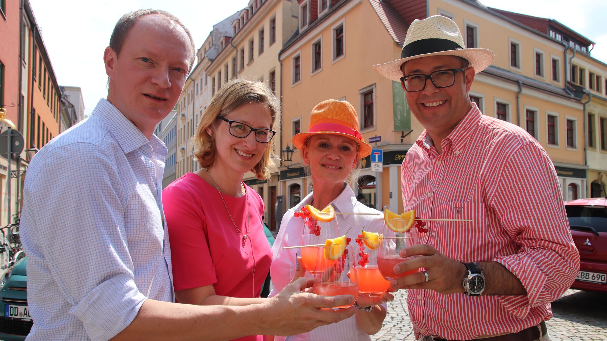 René Arndt, Jutta Rönsch und Franziska Rüpprich organisieren die Cocktailnacht, Adrian Glöckner sponsort den Hauptgewinn. (v.l.)