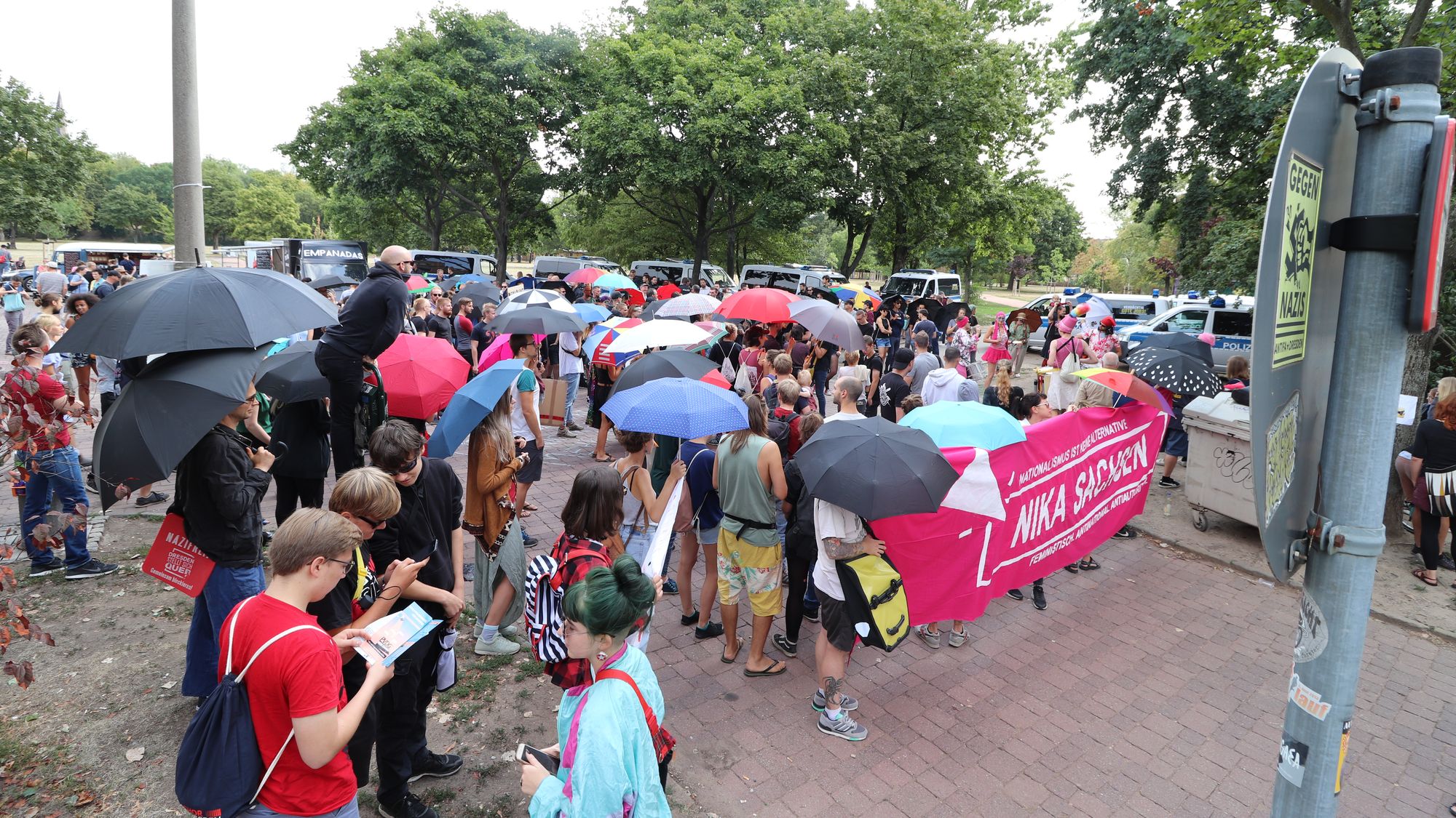 Die Gegendemonstranten hatten reichlich Schirme mitgebracht.
