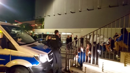 Polizeieinsatz an der Treppe der Turnhalle an der Alaunstraße