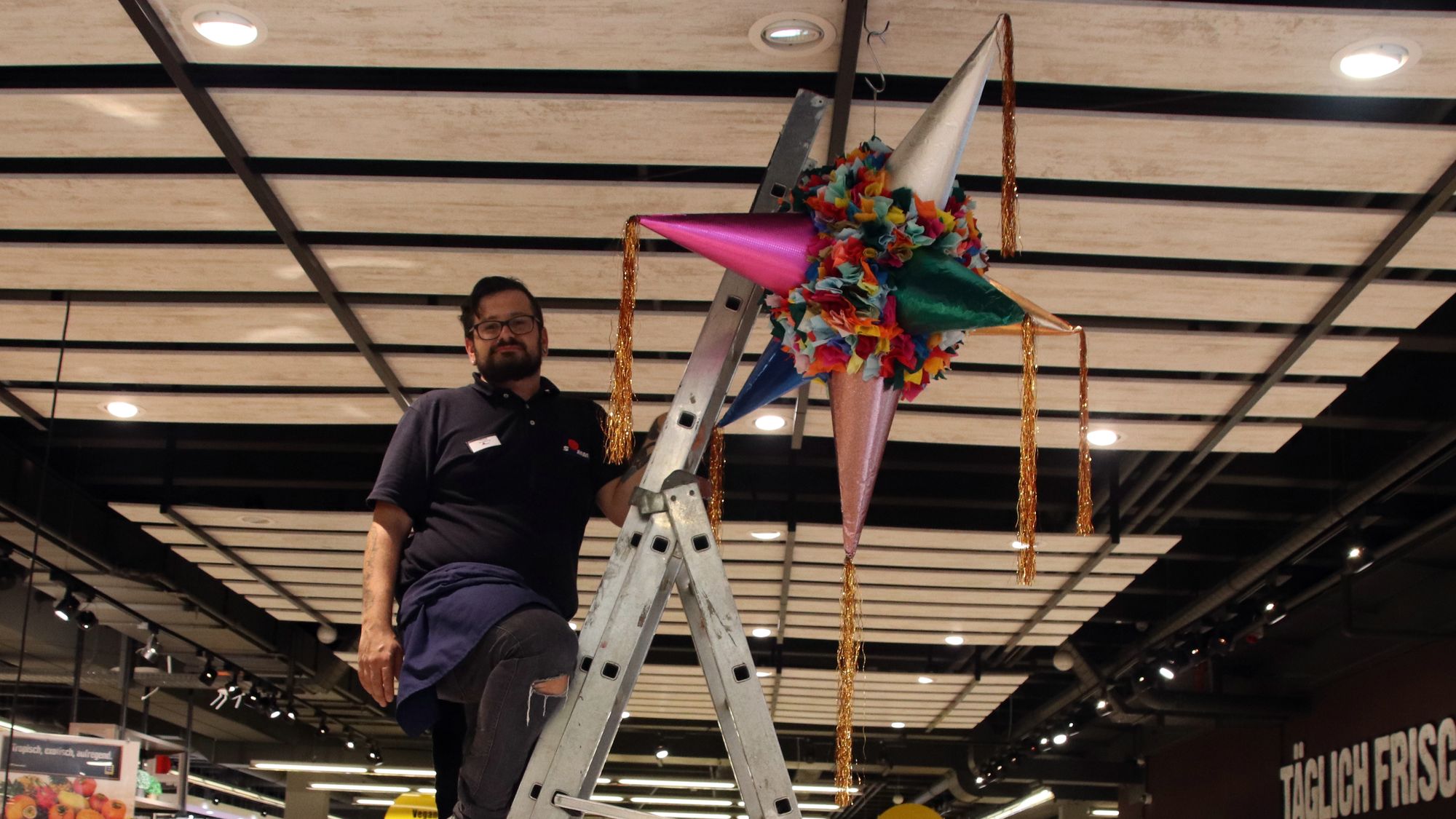 Martin Fiedler vom Simmel-Team hängt die Piñata auf.