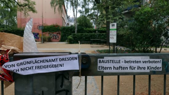 Spielplatz ist noch gesperrt. Fertigstellung war schon vor zwei Monaten geplant.