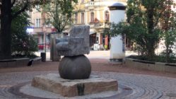 Brunnen mit Sessel