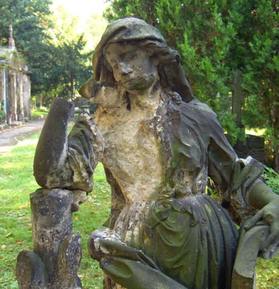 Skulptur auf dem Friedhof