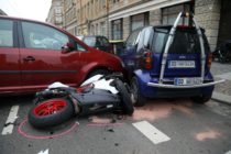 Motorrad und Minivan stießen zusammen, der parkende Smart wurde ebenfalls beschädigt. Foto: Ronald Halkasch