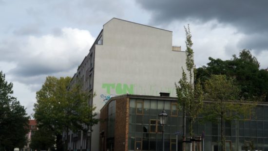 Unvollendeter Schriftzug an der Erich-Ponto-Straße