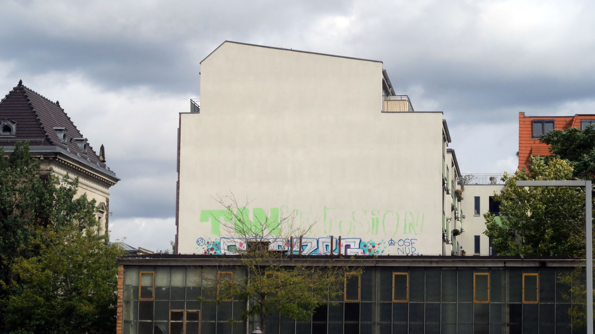 Unvollendeter Schriftzug an der Erich-Ponto-Straße