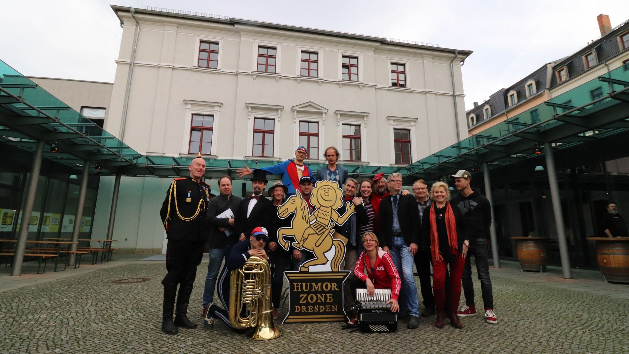 Komiker-Gruppe vor dem Kleinen Haus.