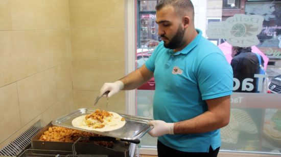 Ahmed füllt das hauchdünne Fladenbrot.