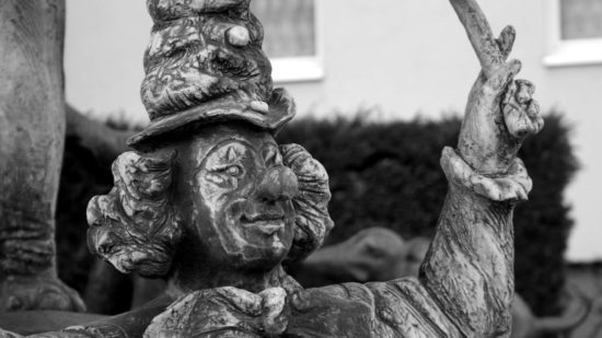 Die Statue eines Clowns am Zirkusbrunnen auf dem Carolaplatz