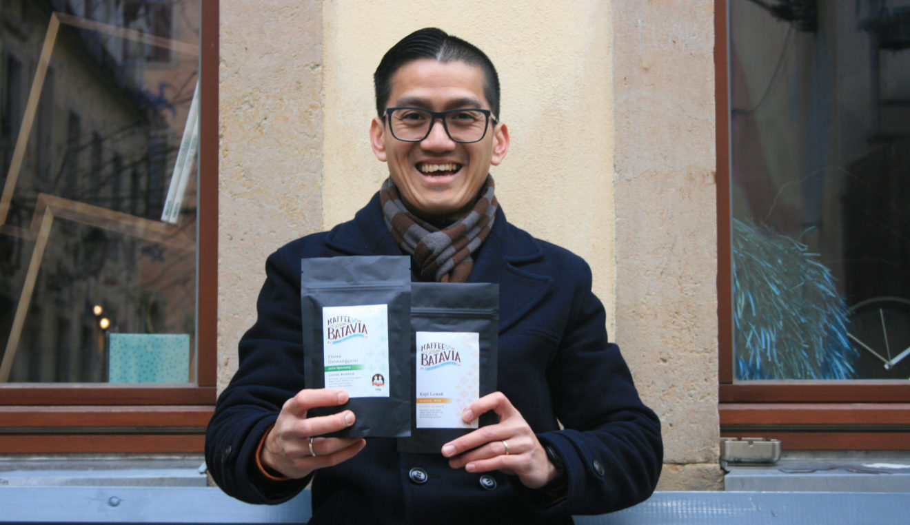 Nicolas Sihombing sucht Spenden für den Kaffee Batavia