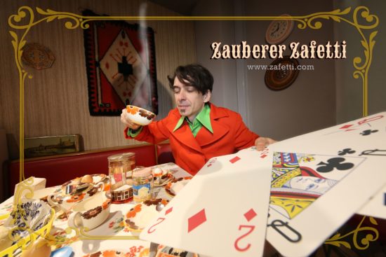 Zauberer Zafetti beim Kartenlesen. Foto: Andrej Bavtschenkov