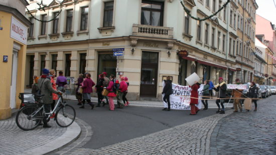 Rechts tragen die Demonstranten ein sogenanntes "Geh-Zeug".