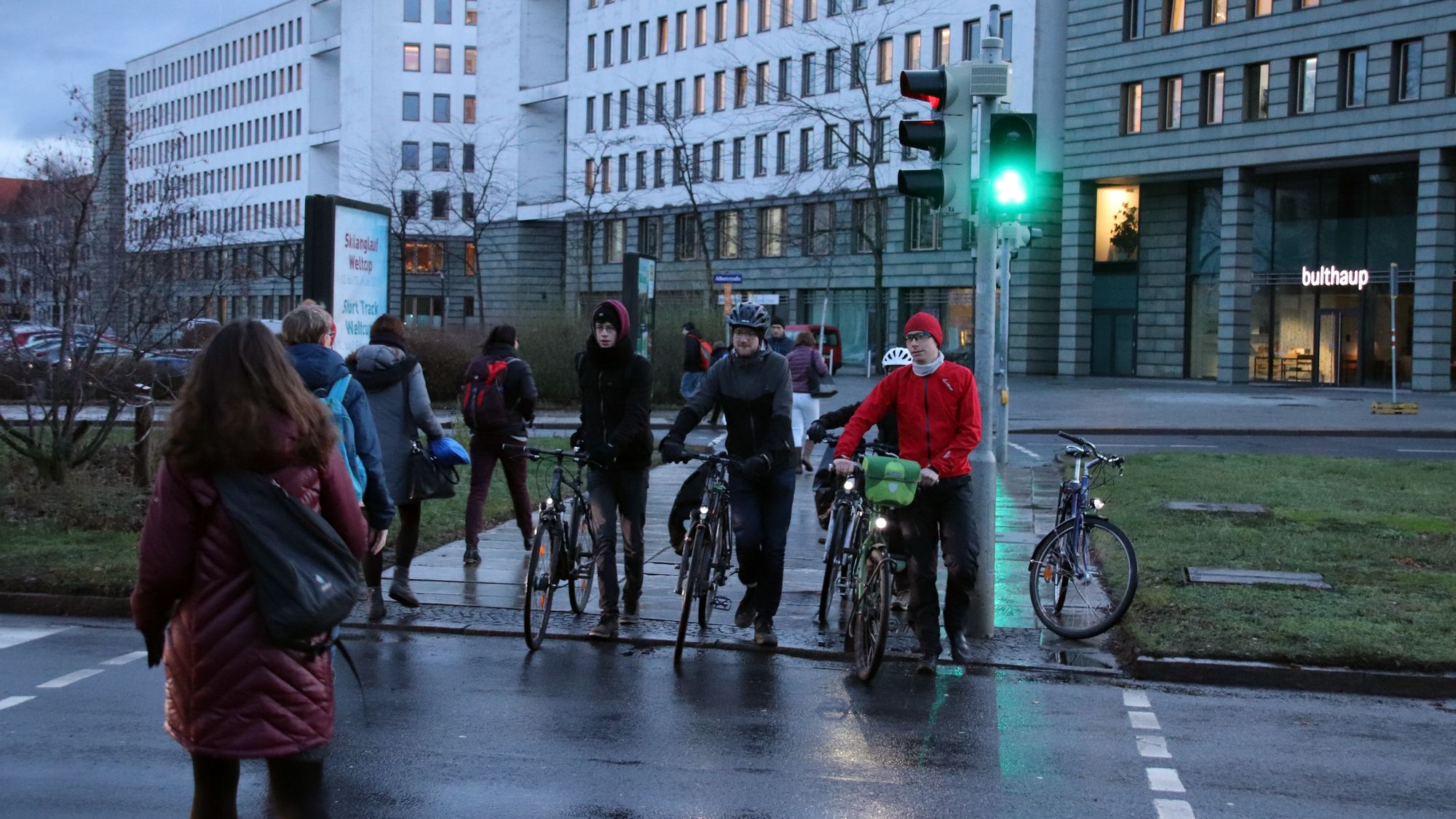 Teil der ausgewiesenen Umleitung: die Fußgängerampel am Carolaplatz