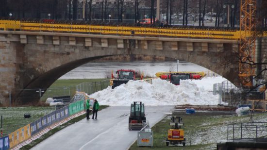 Seit heute wird der Schnee am Elbufer verteilt.