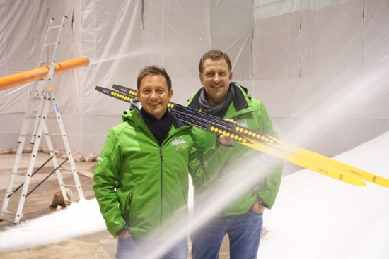 Die Organisatoren Torsten Püschel und René Kindermann bei der Schneeproduktion in Klotzsche - Foto: CitySki GmbH