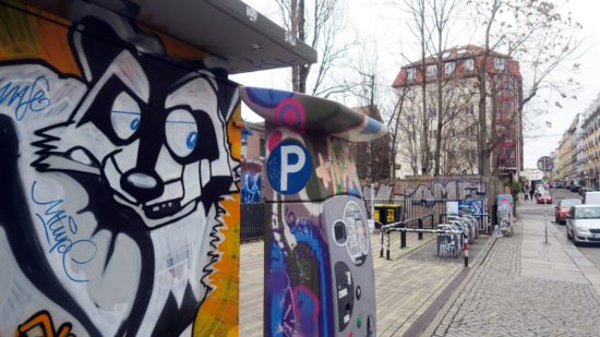 Hat künftig weniger zu sehen: Waschbär hinterm Parkautomaten an der Louisenstraße