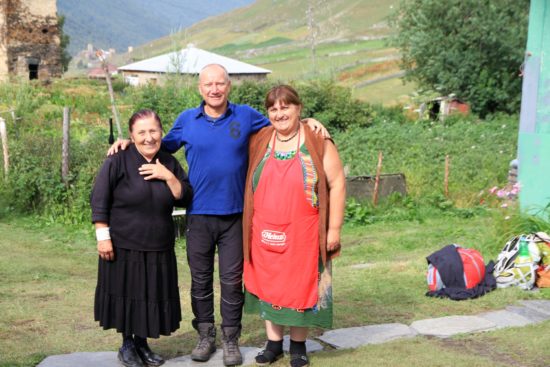 Er kennt die Leute vor Ort: Frank Schulz im Kaukasus - Foto: schulz aktiv reisen