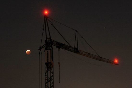 Mondfinsternis über dem Baukran an der Louisenstraße - Foto: Erich von DD.Photo